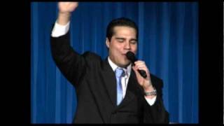 Andres Garcia en Casa de Dios cantando Mereces la Gloria [upl. by Adnirol]