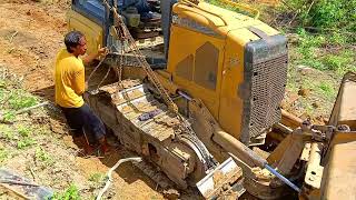 Loose Chain D5K XL Bulldozer Operator Reattaches Loose Chain [upl. by Nelyk]