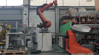 KUKA KR210 R3100 KRC4  tavola basculante da 1500kg in EUROBOTS [upl. by Kletter601]