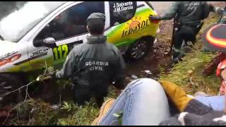 Rally de Noia Coche casi atropella a la Guardia Civil [upl. by Taber]