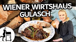 Wiener Wirtshausgulasch  Dutch Oven Gulasch kochen  Die Frau am Grill [upl. by Aehcsrop930]