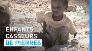 Il doit faire travailler ses enfants dans une carrière de pierre  UNICEF France [upl. by Allis]