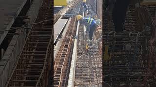 2 workers try to install the big side of Formwork [upl. by Naol]