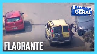 Helicóptero da RECORD flagra homem armado com fuzil no Rio de Janeiro [upl. by Nosnirb]