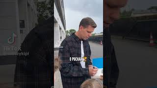 Wojtek Szczęsny prowadzi wywiad z młodym kibicem szczęsny [upl. by Damas687]