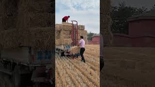 Part 319 Straw bale loading machine a vehiclemounted batterydriven machine hung on the car [upl. by Einafets316]