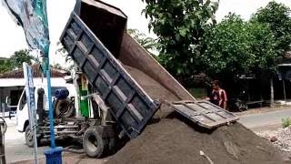 Truk Besar PengAngkut Pasir Sedang Beraksi  Truk Kontruksi [upl. by Curtis]