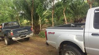 Nissan frontier 4x4 VS Toyota 22R 4x4 [upl. by Kcinnay]