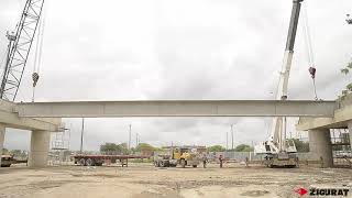 Instalación de una viga prefabricada durante la construcción de un PUENTE [upl. by Ahsino]