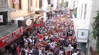 Karşıyaka Göztepe Taraftarları Omuz Omuza Direnişte   İzmir [upl. by Nosyerg521]