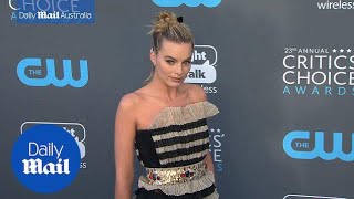 LEGENDADO PTBR Margot Robbie apresenta homenagem para America Ferrera no Critics Choice Awards [upl. by Aicilic]