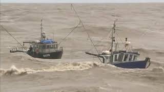 Video increible 2 barcos de pesca en mares extremadamente agitados [upl. by Airdnal]