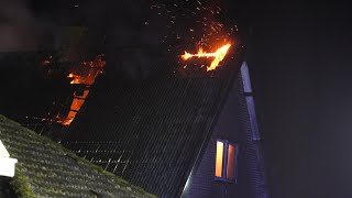 Brand verwoest huis in Oudkarspel deel van straat tijdelijk zonder stroom [upl. by Anoed]