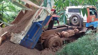 ឡានដឹកដីជាប់ផុង  Hyundai Truck Stuck In Mud Cambodia [upl. by Odinevneib]