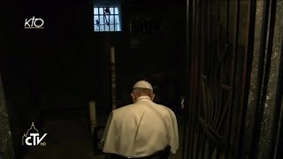 Le pape François se rend dans le camp nazi dAuschwitz Pologne [upl. by Ayotl590]