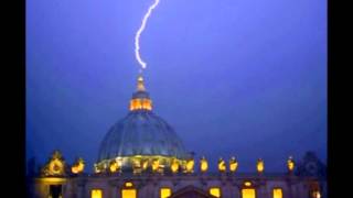 Fulmine colpisce la cupola di San Pietro [upl. by Euk262]