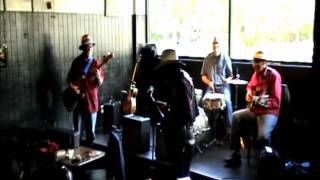 Bluesman Silas quotMilwaukee Slimquot McClatcher at Woodlawn Tap Chicago [upl. by Buttaro168]