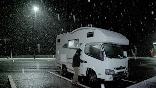 【一人車中泊】雨から雪へ｜孤独な夜を一人楽しむ｜キャンピングカー車中泊 [upl. by Enitsirhc]