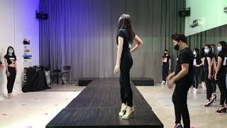 Solo  Learn catwalk  Modeling  Runway walk  How to walk [upl. by Enitnemelc]