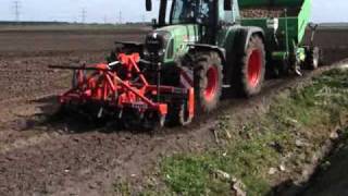 Aardappels poten met Fendt 820  Trekkerwebnl [upl. by Noved473]