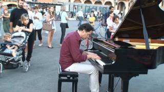 Il pianista fuori posto  Concerto di strada Padova 25092011 [upl. by Aikimat338]