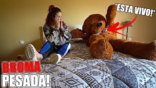 ME ESCONDO DENTRO DE UN OSO GIGANTE Y LE DOY UN SUSTO A MI HERMANA BROMA MUY PESADA [upl. by Garate]