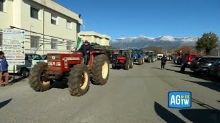 La protesta dei trattori blocchi stradali in Calabria e a Bologna [upl. by Kuhn]