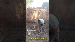 Como fabricar tijolos de barro moçambique africa art construção youtube short [upl. by Akinwahs]