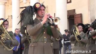 Un due tre arrivano i bersaglie La fanfara dei bersaglieri in piazza Salandra a Nardò LE [upl. by Tekla]