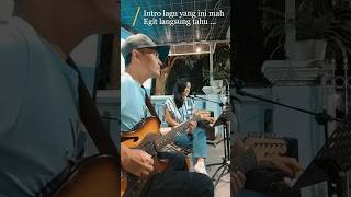 Intro lagu ini mah egit langsung tahu music cafe livemusic [upl. by Lennej]