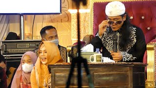 Gus Miftah Lepas Kacamata Momen Romantis Gus Miftah Menyuapi Sang Istri  Ngaji Lucu Gus Miftah [upl. by Inacana]