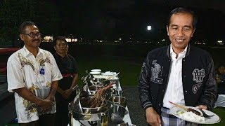 Malam Tahun Baru 2019 Presiden Jokowi Kenakan Sarung dan Traktir Paspampres di Angkringan [upl. by Zahc]