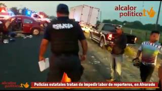 Policías estatales tratan de impedir labor de reporteros en Alvarado [upl. by Kcolttam]