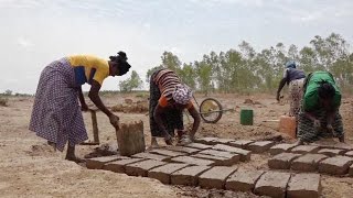 Ces femmes fabricantes de briques en banco [upl. by Eelymmij]