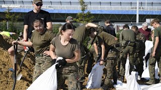 Polen entsendet mehr als 14000 Soldaten in Hochwassergebiete [upl. by Benjamen]