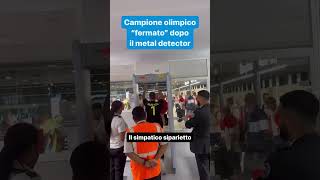 Campione olimpico fermato in aeroporto per colpa della medaglia d’oro il simpatico siparietto [upl. by Anawik]