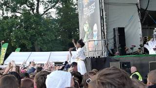 Noisettes Never Forget You Security Shoulder Ride Guilfest 2011 HD [upl. by Nations560]