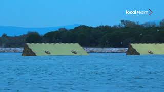 Acqua alta innalzamento del Mose vengono sollevati i cassoni della barriera di Chioggia [upl. by Eimile]