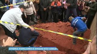 Familiares e amigos dão adeus à Vitória [upl. by Enomsed]