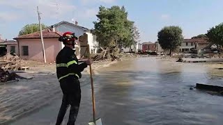 Maltempo in EmiliaRomagna Traversara ancora allagata strade come fiumi in piena [upl. by Llennej]