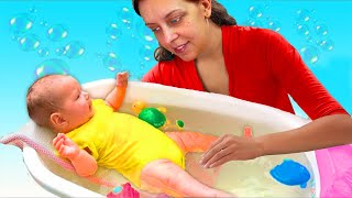 🧼 Prima BĂIȚĂ a MihaeleiAndreea 👶 în noua cădiță a bebelușului 🛁 [upl. by Ralip]