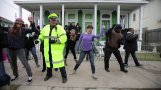 Police officer who quotWobblesquot adds quotCupid Shufflequot to his Mardi Gras repertoire during Zulu parade [upl. by Ebanreb]