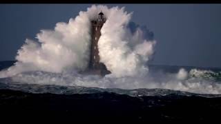 Phare du Four  vagues énormes suite à la tempête Fionn [upl. by Yelruc899]