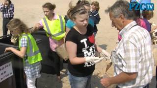 Schoolkinderen maken strand Breskens schoon [upl. by Elynad649]