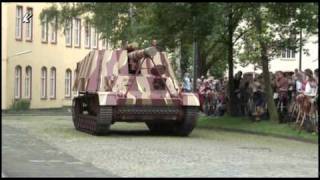 Panzer  Haubitze quotHummelquot in Fahrt in Koblenz an der WTS [upl. by Ardnoyek128]