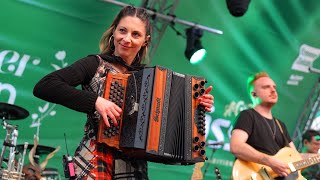 Claudia Hinker spielt „Ich hör so gern Harmonika“ gemeinsam mit „Die Lauser“ auf der Kaiser Wiesn [upl. by Haek261]