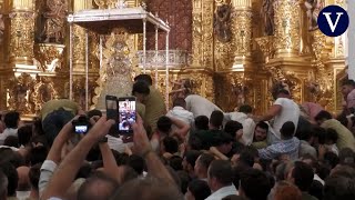 La Virgen del Rocío procesiona por la aldea de Almonte tras el salto a la reja a las 0255 horas [upl. by Noswad94]