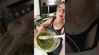 Cómo hacer pesto fresco y sabroso pesto easyrecipes receta [upl. by Nivag6]