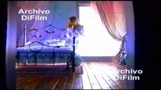 DiFilm  Publicidad toallitas femeninas Siempre Libre con valeria mazza 1995 [upl. by Aicilef]