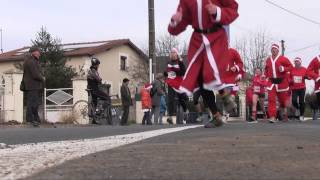 VIDEO Record de Pères Noël à SaintBenoit [upl. by Dickenson392]